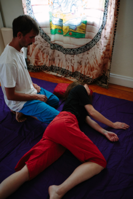 knee on back thai massage